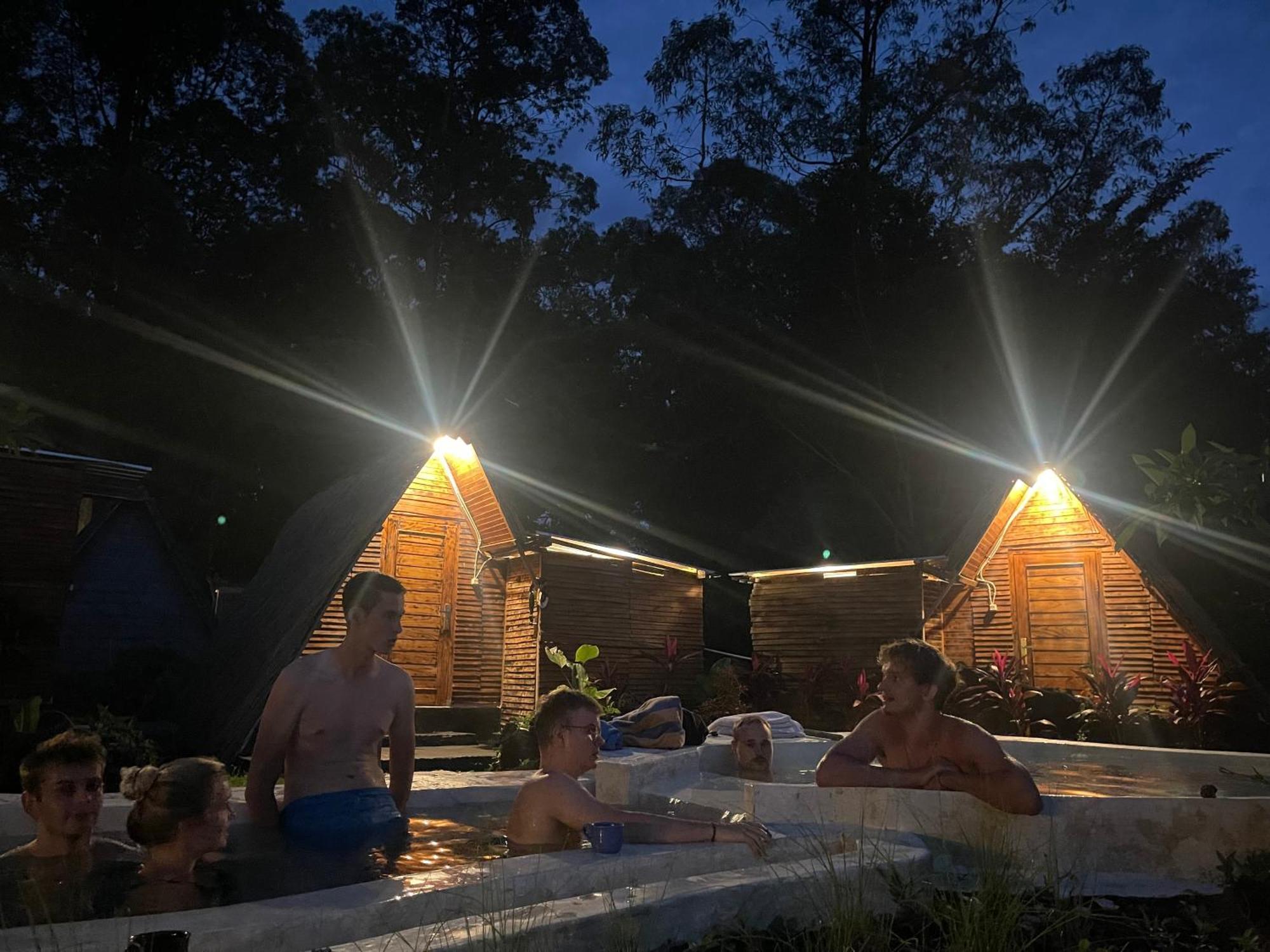 Hotel Triangular House And Hot Spring à Kubupenlokan Extérieur photo